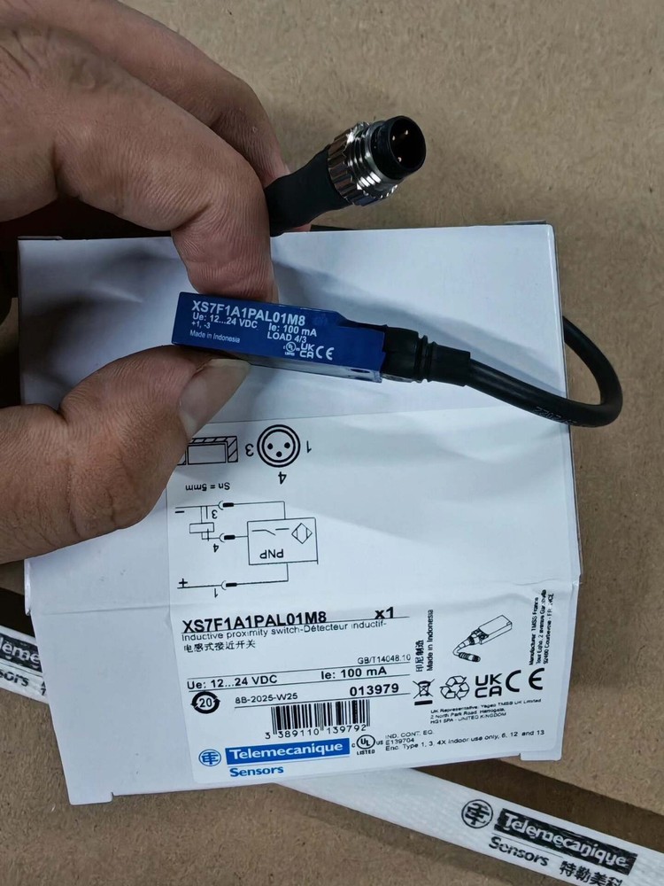 1PCS NEW XS7F1A1PAL01M8 Inductive Proximity Switch