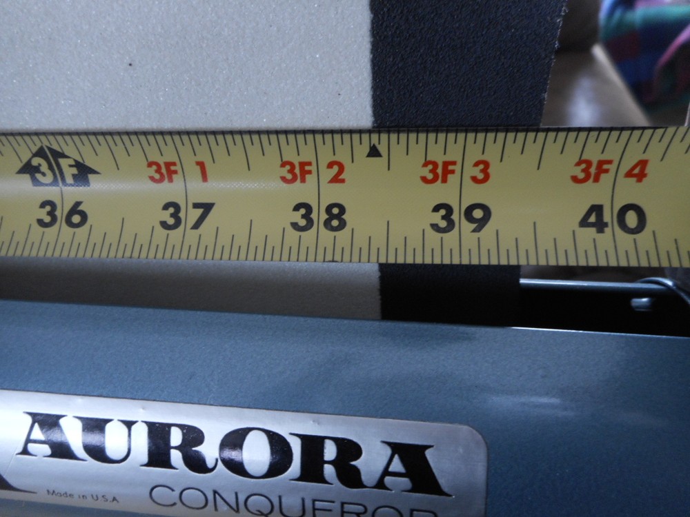 Aurora Conqueror White Pull Down Projector Screen Pre Owned W 39.5