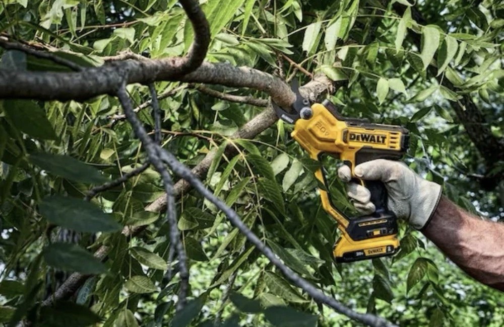 Dewalt DCPR320B 20V MAX Cordless Battery Powered Pruner - Smooth, Swift Cuts