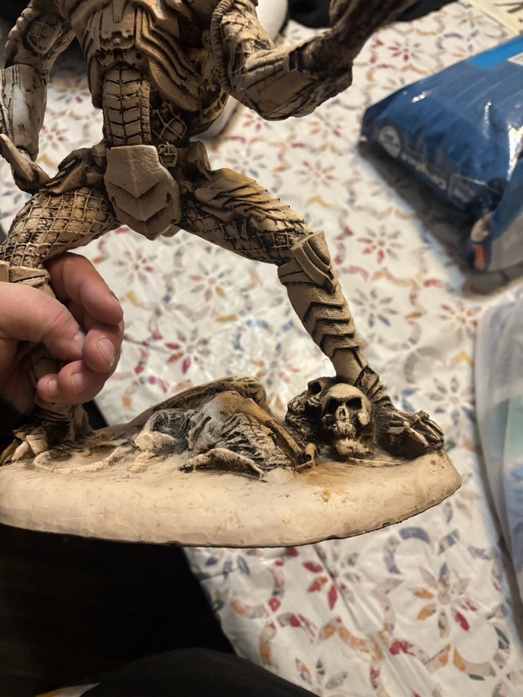 Alien Vs. Predator: Alien Defeated By Predator Statue