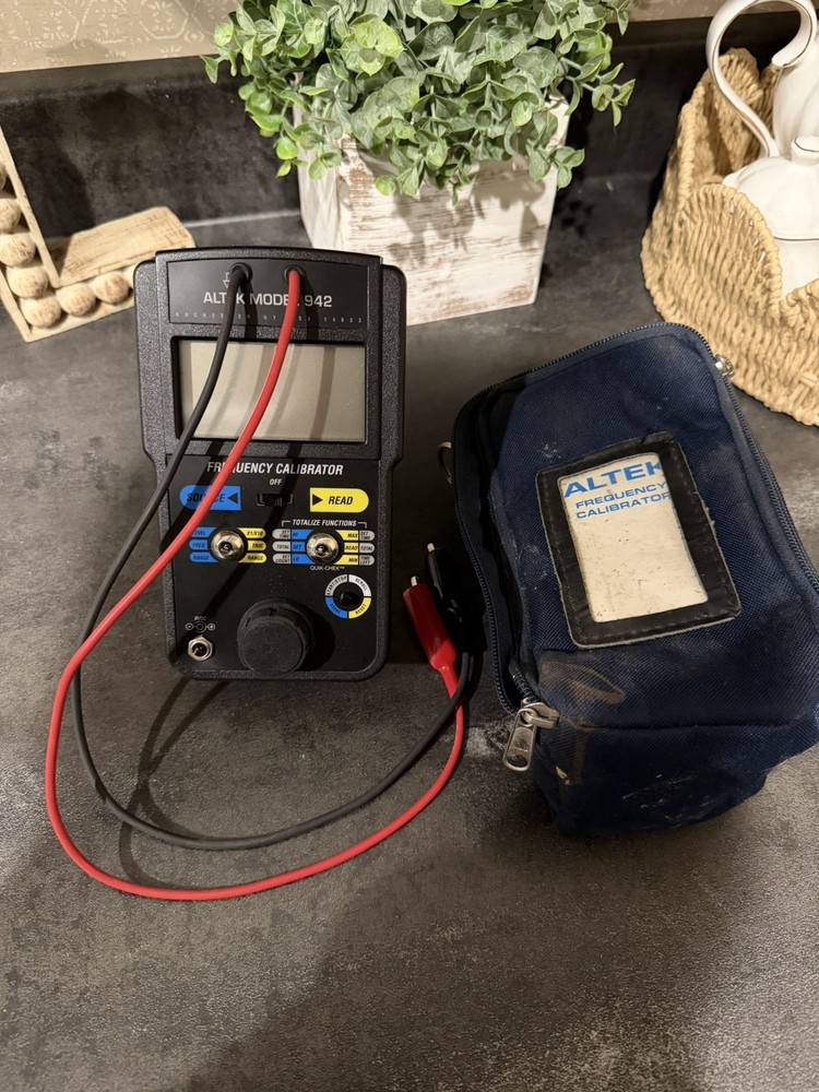 ALTEK MODEL 942 FREQUENCY CALIBRATOR