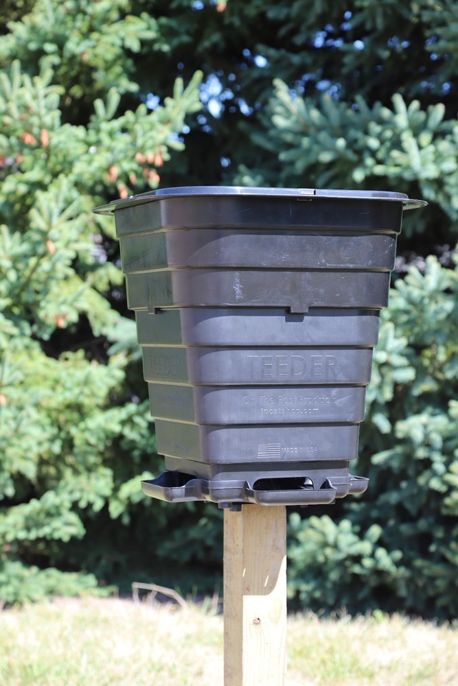 Corn deer feeder