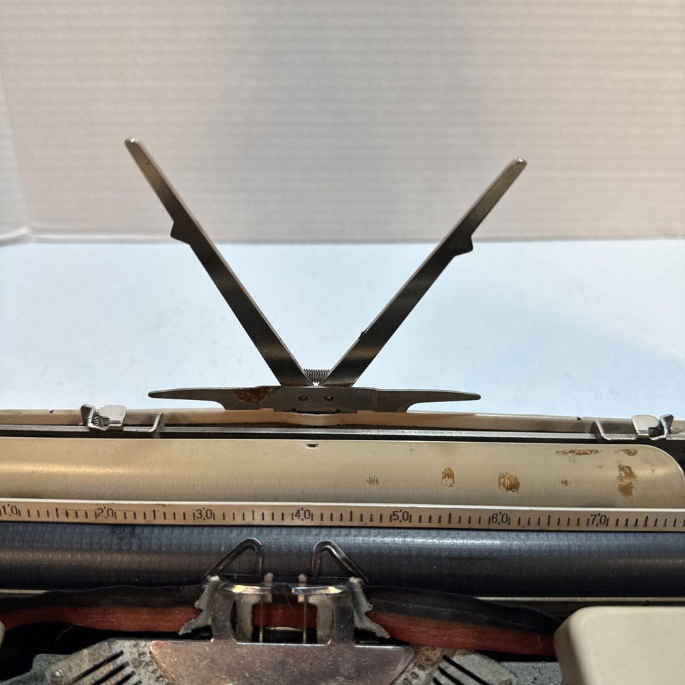 Typewriter Tower Chieftain III Beige Sears Model 871.1000 w/ Case