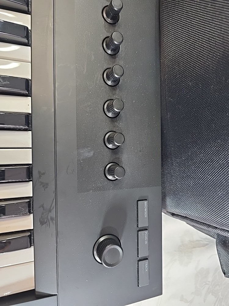 Native Instruments Komplete Kontrol A25 25-Key Keyboard Controller W Carring Bag