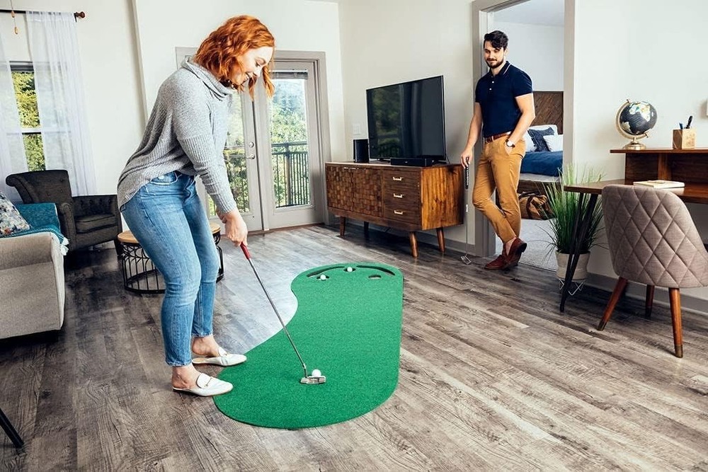 Kidney-Shaped Putting Green - 3' x 9'