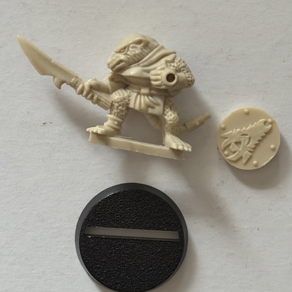 Advanced Heroquest figure Skaven (D) With Shield