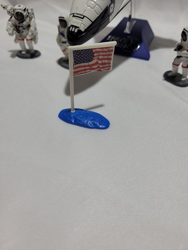 Space Shuttle - Astronauts and Display Stand Set1/200 Scale Diecast