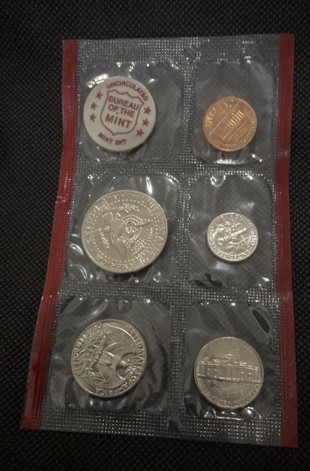 ** 1972 D US Mint Set - 5 Coins - Includes Vintage Mint Token! **