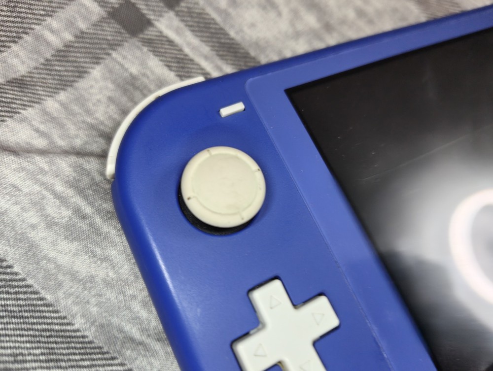SWITCH LITE, FOR PARTS. NEEDS WORK OR PARTED OUT. BLUE 32GB