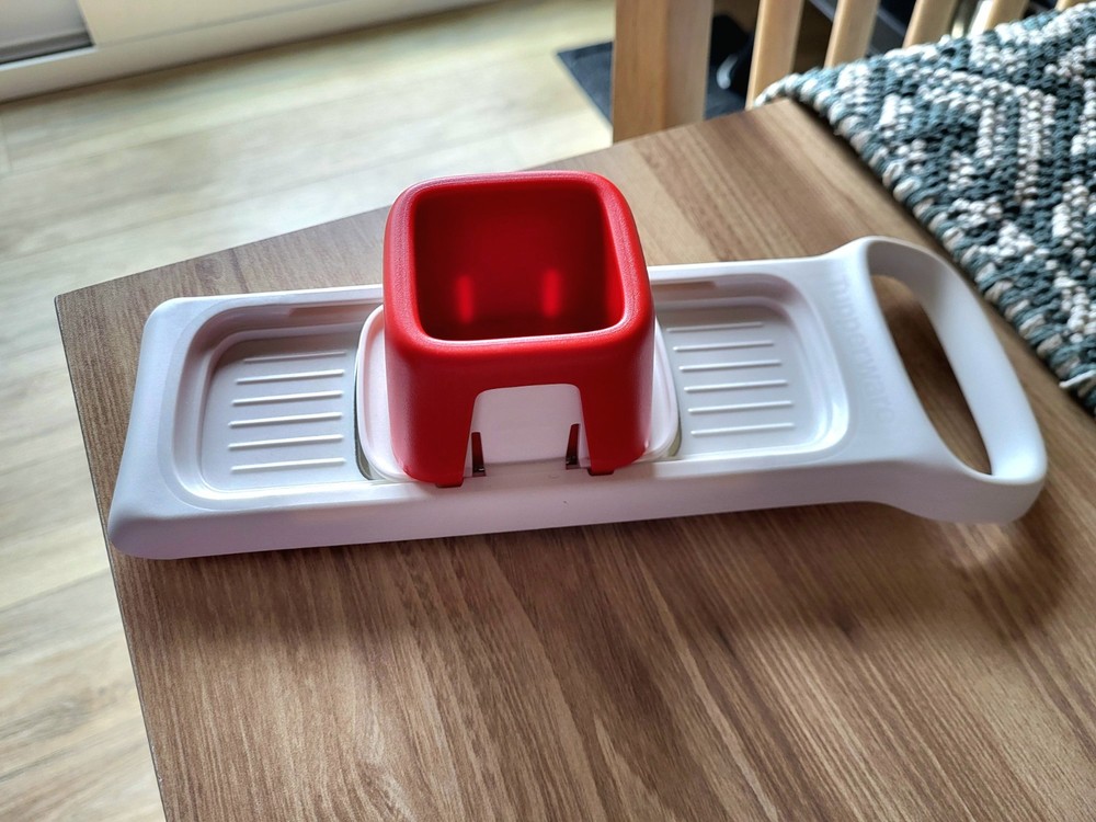 Tupperware Speedy Mando Handheld Grater/Slicer with Inner Box Mandolin