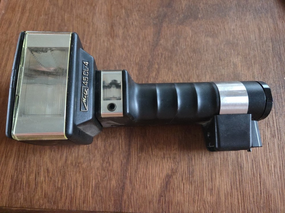 Mecablitz Model METZ 45 CL-4 Digital Flash Attachment Read Description