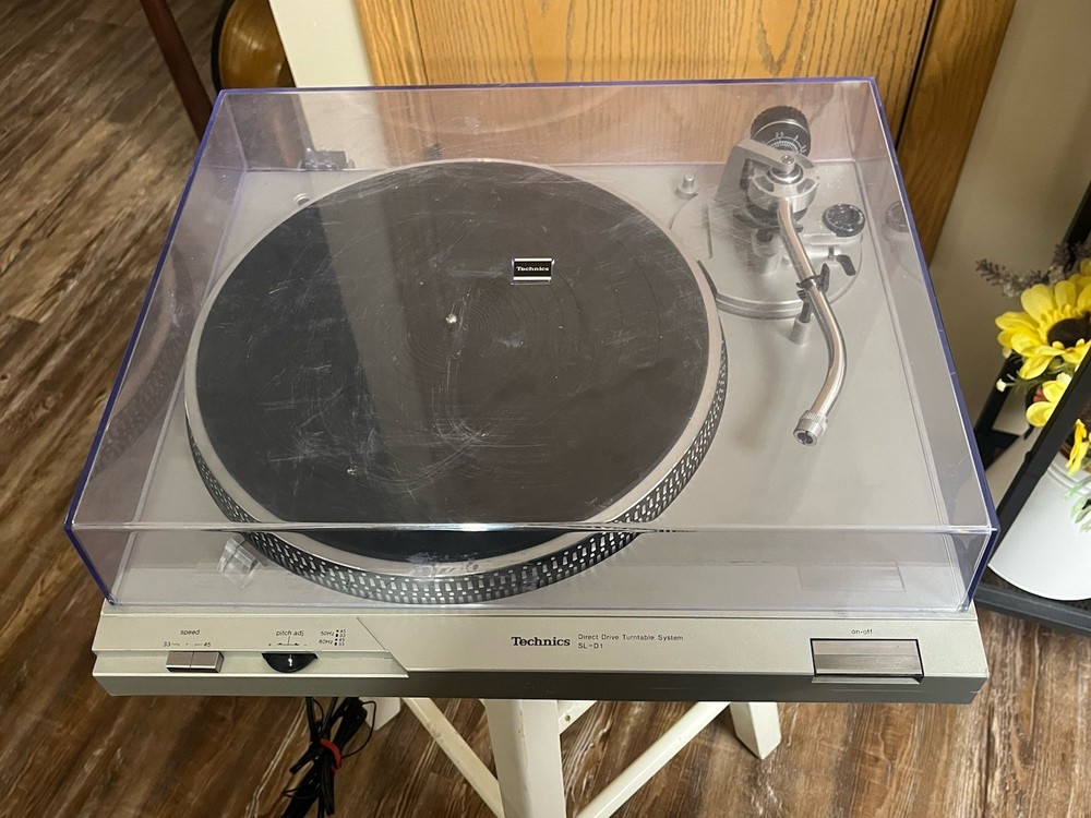 Technics SL-D1 Direct Drive Automatic Turntable System Record Player Turns On
