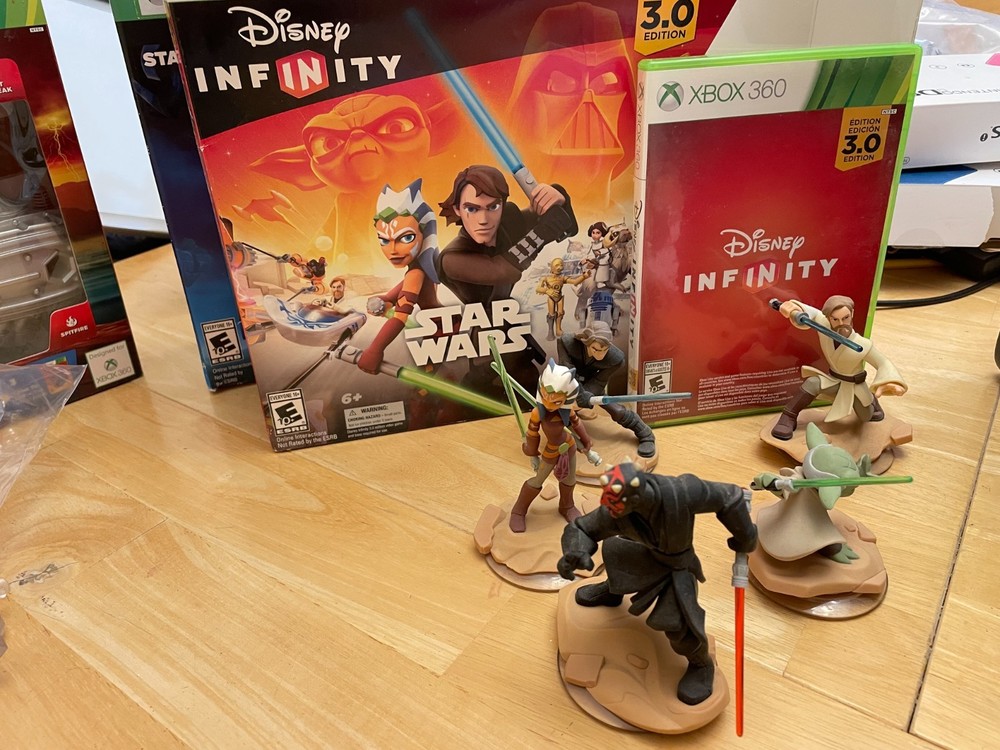 XBox 360 player with kinect sensor bar, 4 complete starter pack sets, PLUS