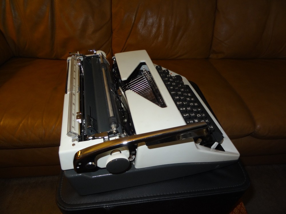 Olympia DELUXE SM9 White Typewriter + Case & Key