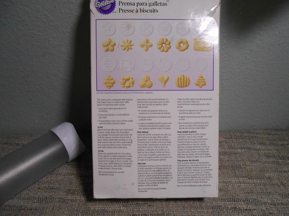Wilton Cookie Press Ergonomic Easy-Squeeze Handle with 12 Discs
