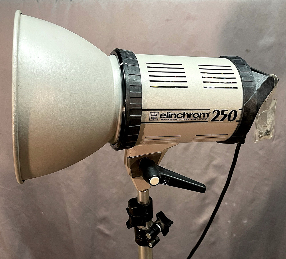 Elinchrom Multi Voltage Flash Unit Style 250 Flashlight on Expandable Stand