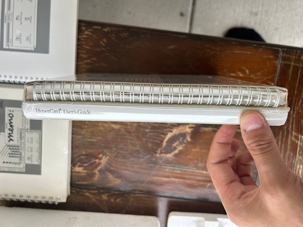 Apple Macintosh System Software Version 6.0.4 HyperCard. Program disks Use Guide