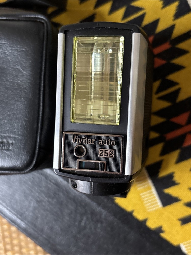 VTG Vivitar Auto 252 Flash With Case SLR Camera 35mm Tested
