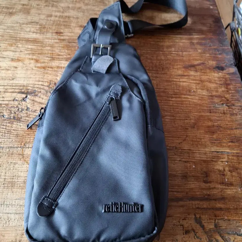 Arctic Hunter Crossbody Bag, Lightly Used