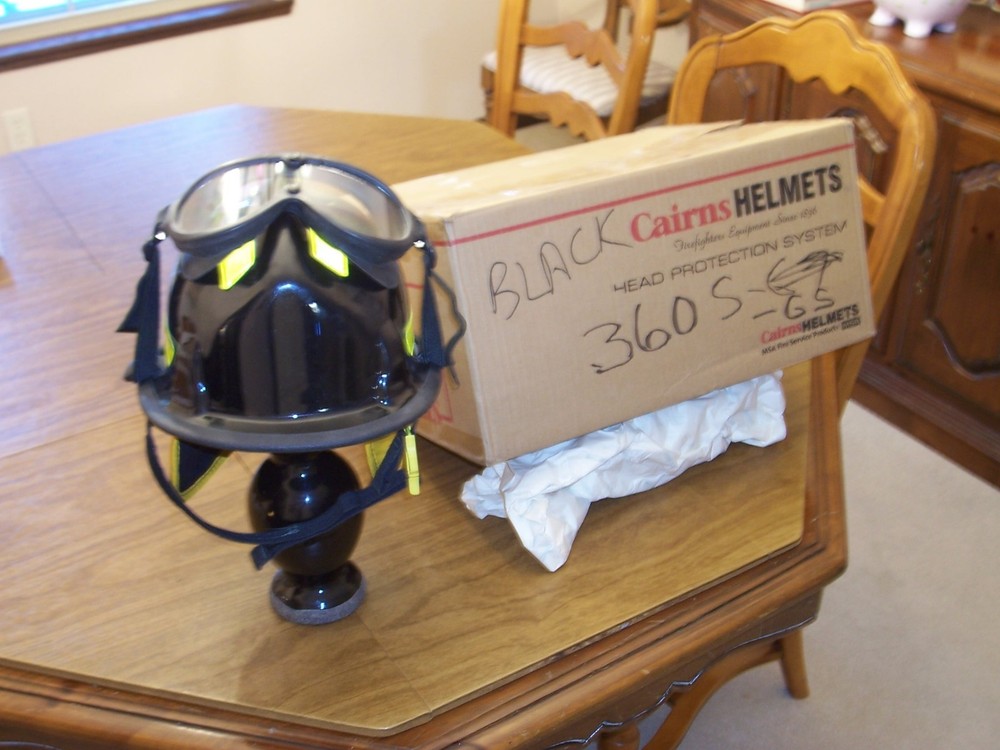 CAIRNS 360 S - GS WITH GOGGLES BLACK NEVER WORN