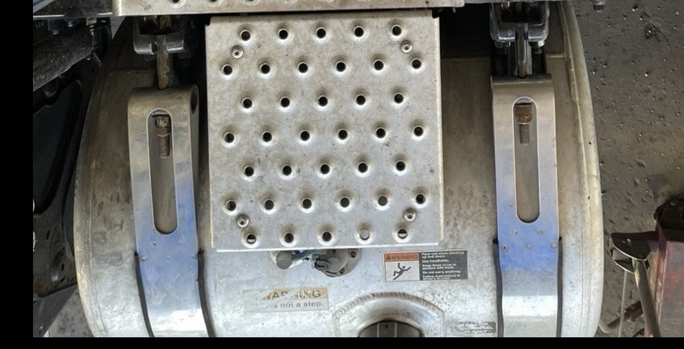 FREIGHTLINER CASCADIA 125 DECK (CATWALK) STEP 3583536