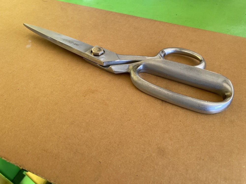 Heritage Fabric Thread Fabric Shears 8210LR