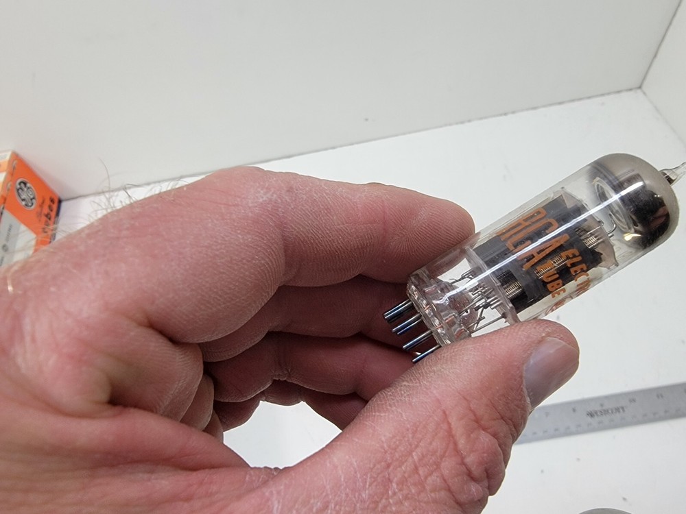 VINTAGE VACUUM ELECTRON TUBE RCA 8CL8