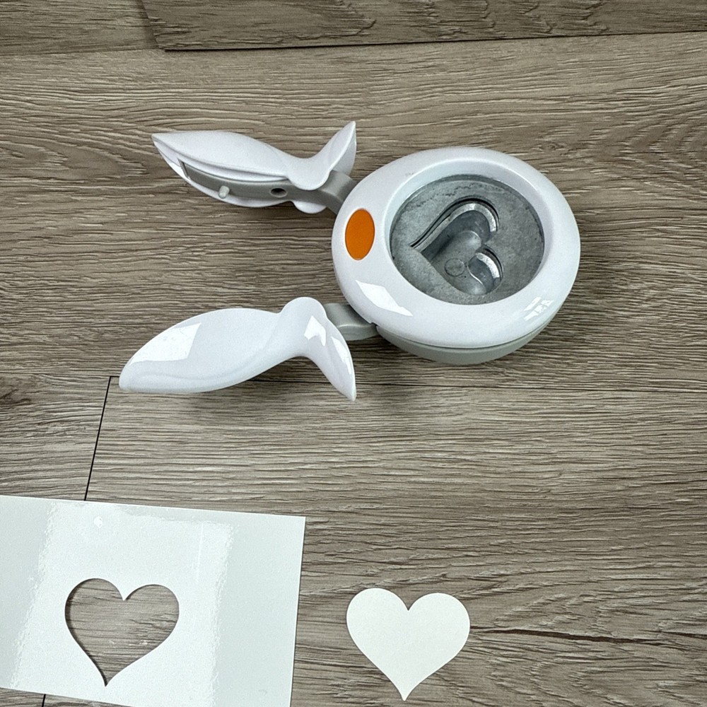Fiskars - Heart Paper Punch - Approx 1 1/4” x 1”