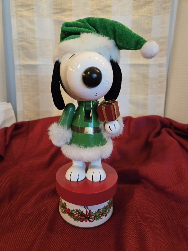Peanuts Nutcracker Green Snoopy Santa Christmas 2016 9"