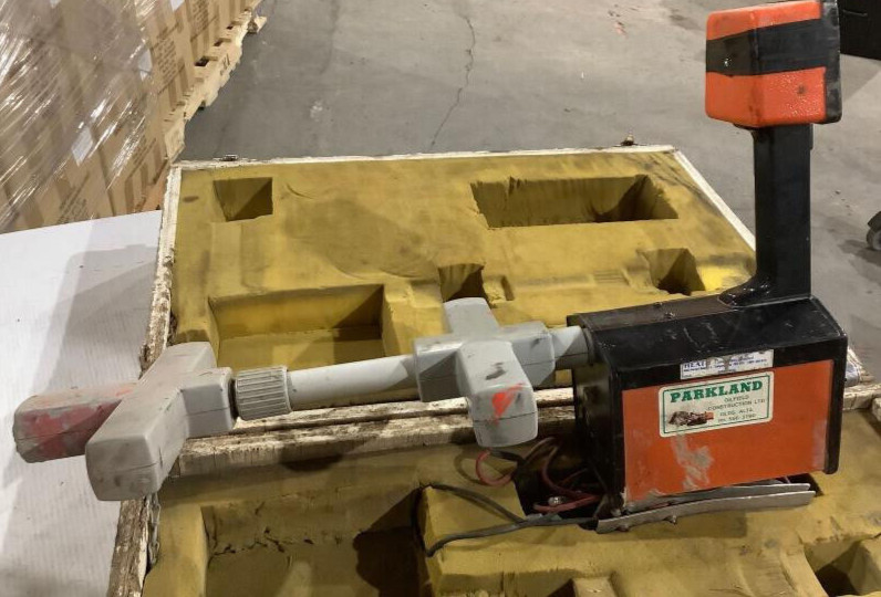 MetroTech Pipe & Cable Locator Model: METROTECH 810