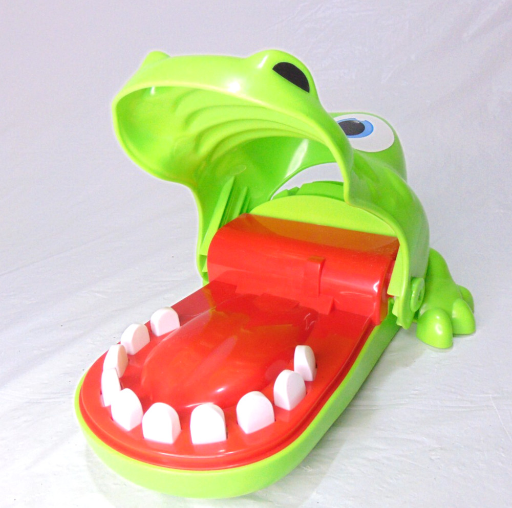 2018 Hasbro ALLIGATOR TEETH GAME - BITING FINGER GAME Fun! Large