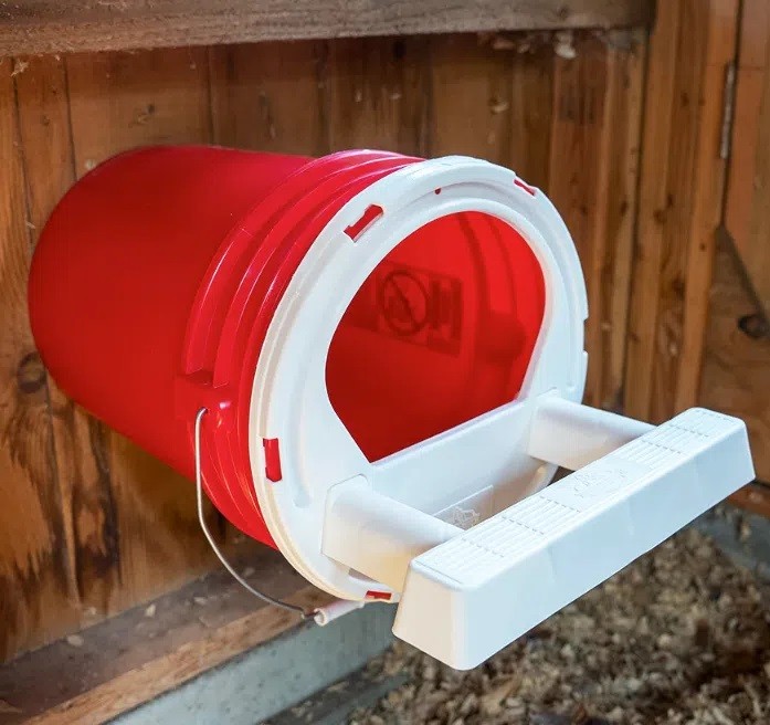 Happy Hen Nesting Bucket Kit