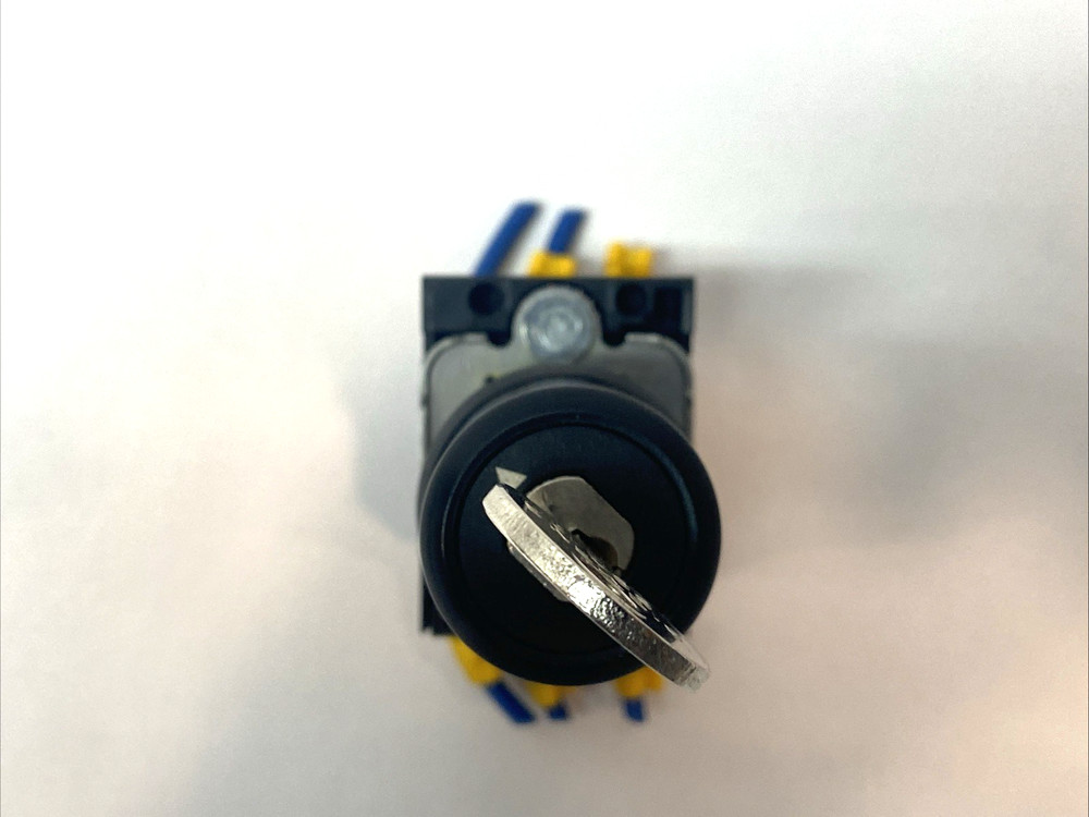 Siemens 3SU1030-5BL11-0AA0 3-Position Latching Key Switch
