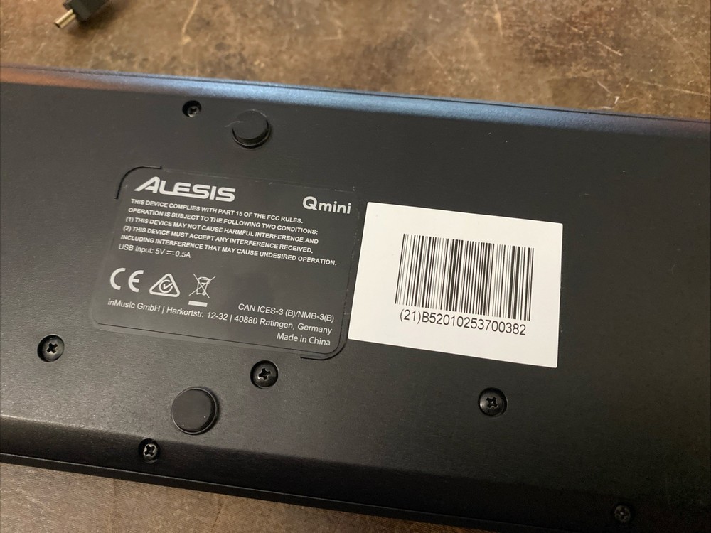 Alesis Qmini - Portable 32 Key USB MIDI Keyboard Controller with Velocity