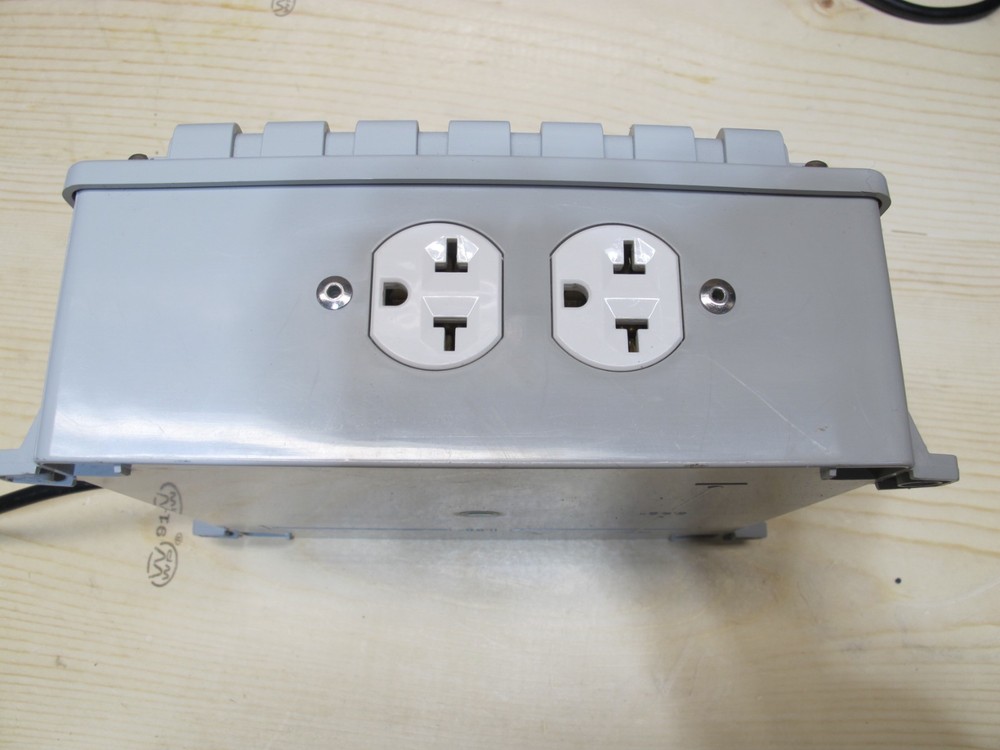 Blueprint Controllers HUB-4, 4 Light 240V Controller w/120V trigger cable