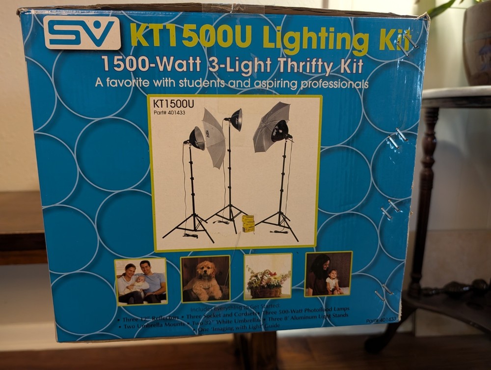 Unopened Smith-Victor 3-light Kit with Umbrellas KT1500U