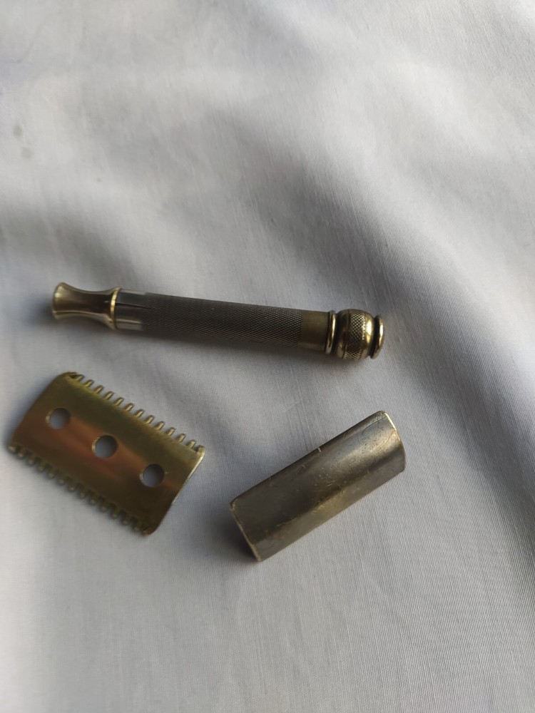 Gillette Old Type Open Comb DE Safety Razor Gold and Silver Tone (No Date Code)