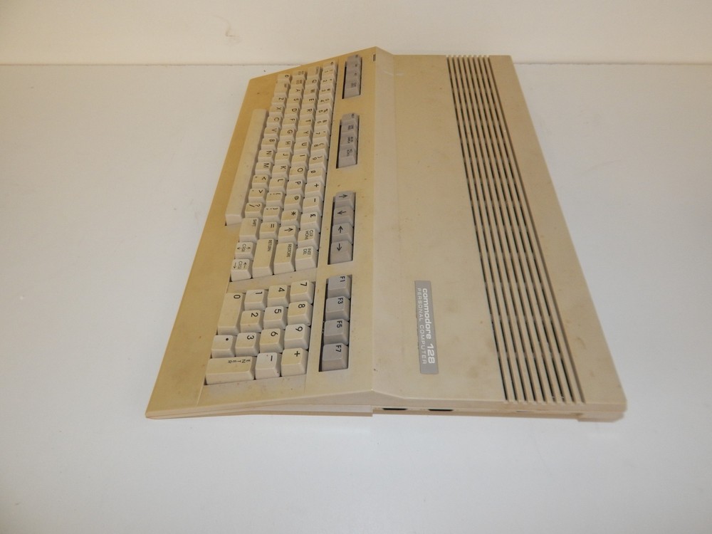^^ COMMODORE 128 VINTAGE PERSONAL COMPUTER IN BOX (WMN24)