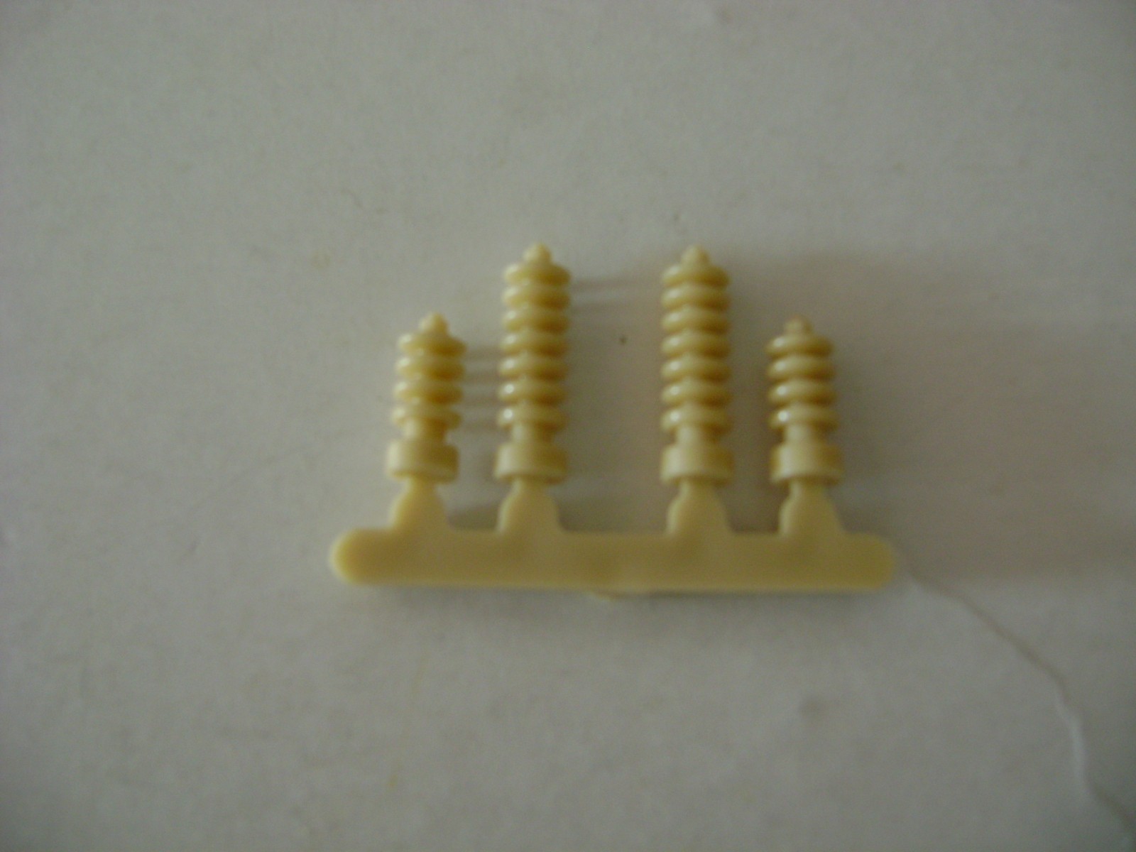 Lionel 2461 & 6461 Ivory Transformer Insulators (two long & two short)