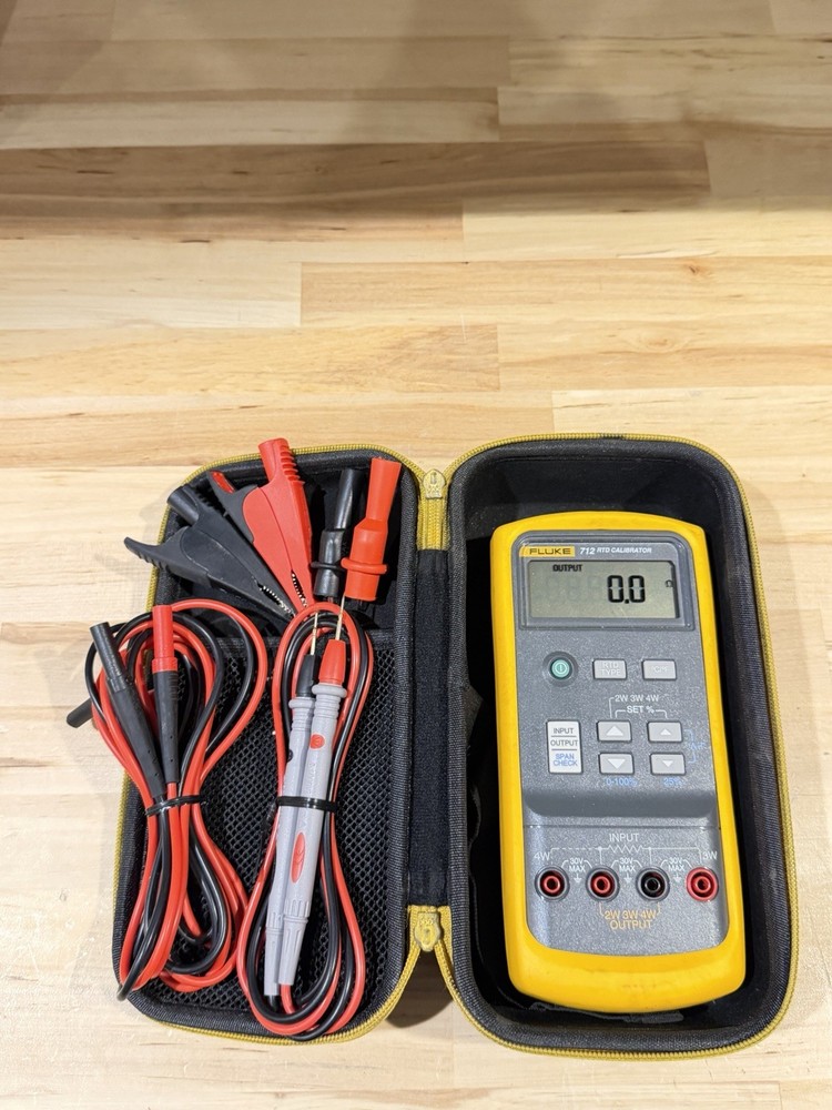 FLUKE 712B RTD CALIBRATOR W/ CASE & ACCESSORIES - TESTED