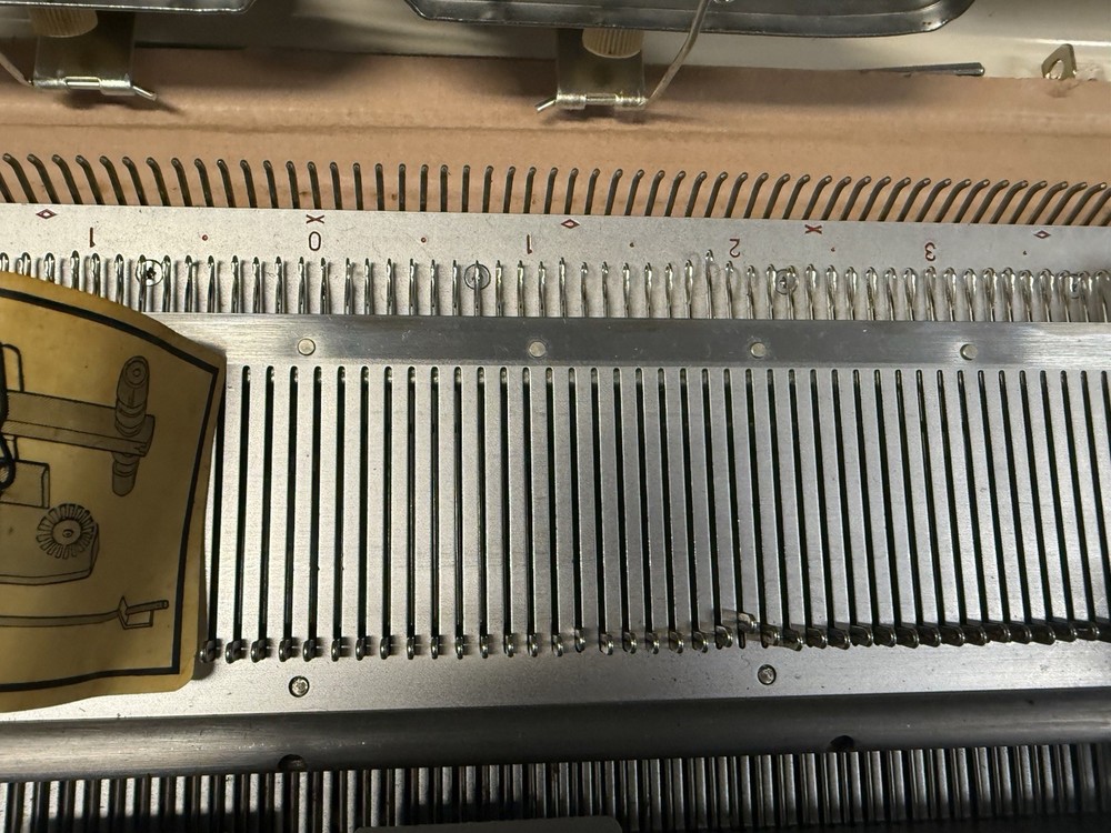 Singer/Silver Studio Sk-313 Knitting Machine And Accessories Untested