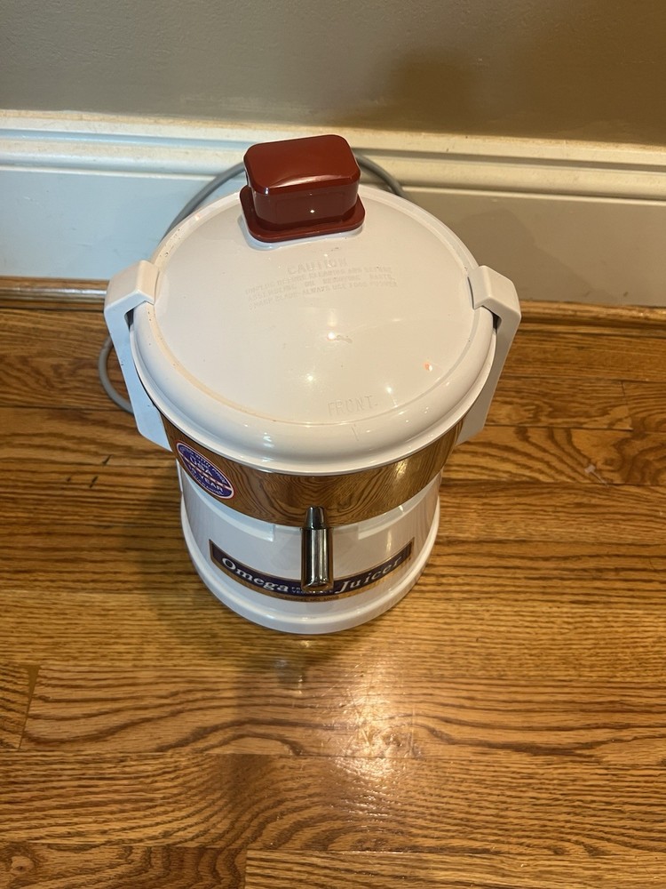 Omega Fruit Vegetable Juicer Extractor Model 1000