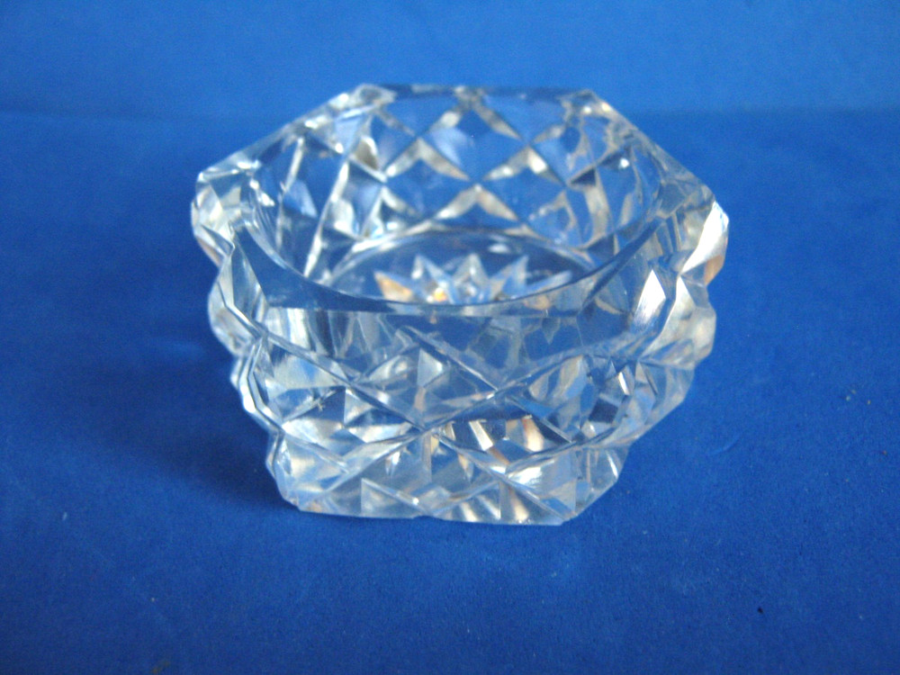 CUT GLASS HEXAGON SHAPED DIAMOND PATTERN OPEN SALT CELLAR w/INDENTED RAYED BASE