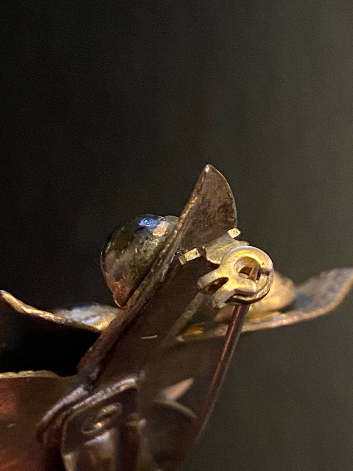 VTG Antique Gold Tone Layered Floral Brooch Gray Glass Cabochon Leaf Flower Pin
