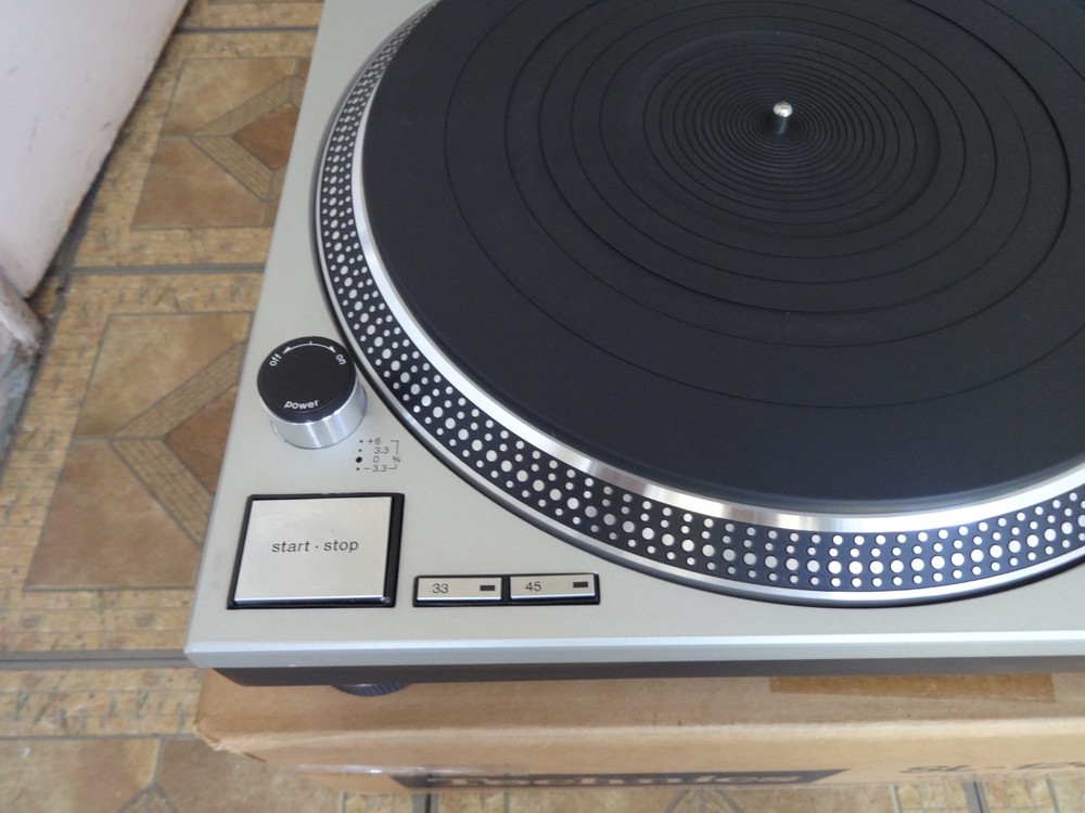 TECHNICS SL-1200MK2 PROFESSIONAL DIRECT DRIVE TURNTABLE