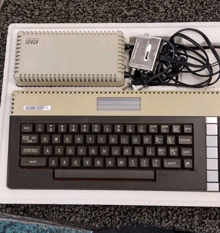 Atari 600XL VTG Home Computer Video Game Console Untested