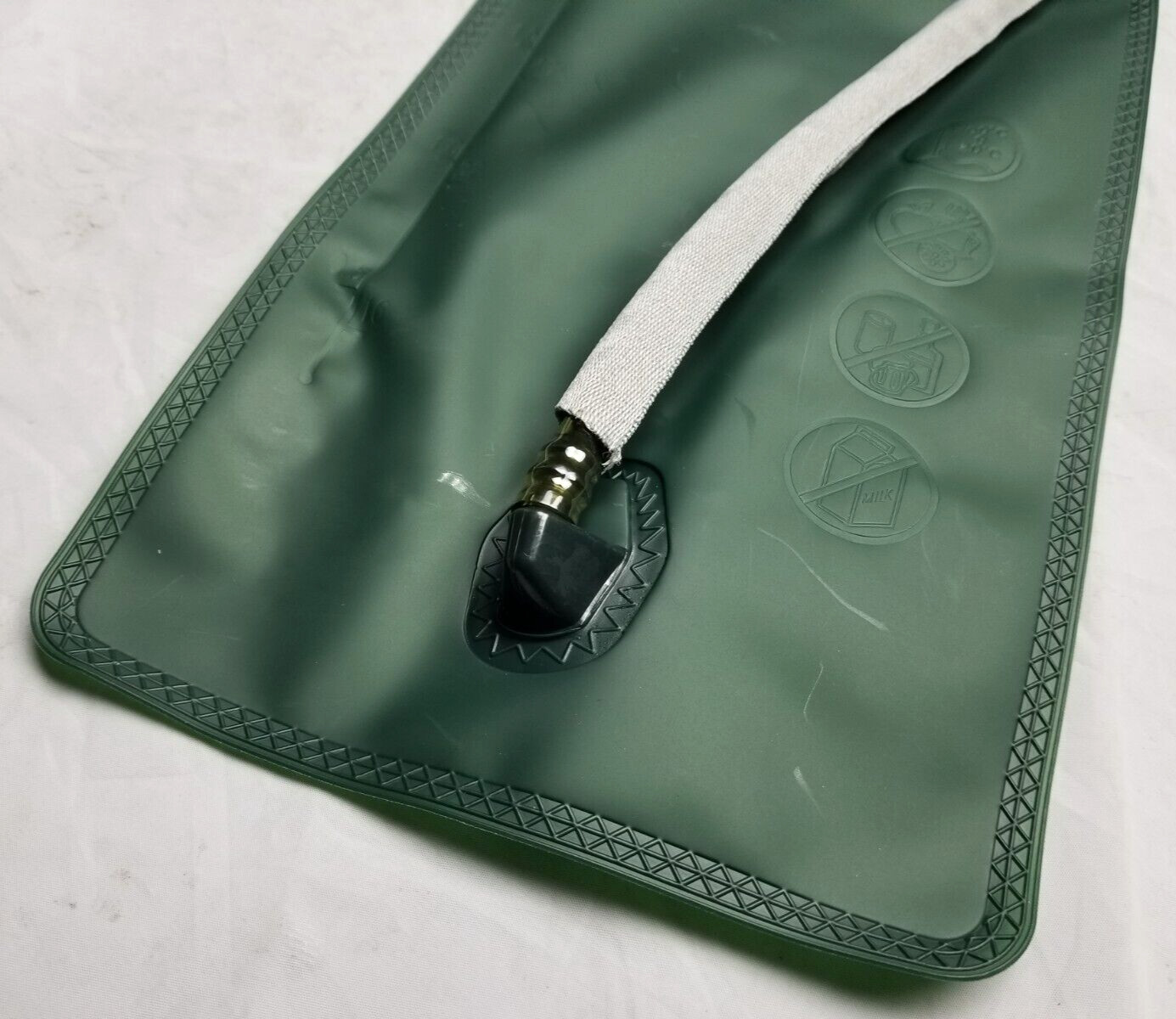 3L 106oz Hydration Bladder w/ Tube & Bite Valve Green / Grey 18"L x 6.75"W NIB