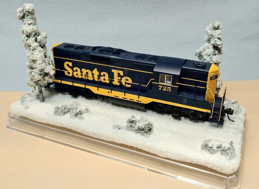 HO SCALE 9" SINGLE TRACK DISPLAY CASE-WINTER SCENE- FOR ANY HO TRAIN