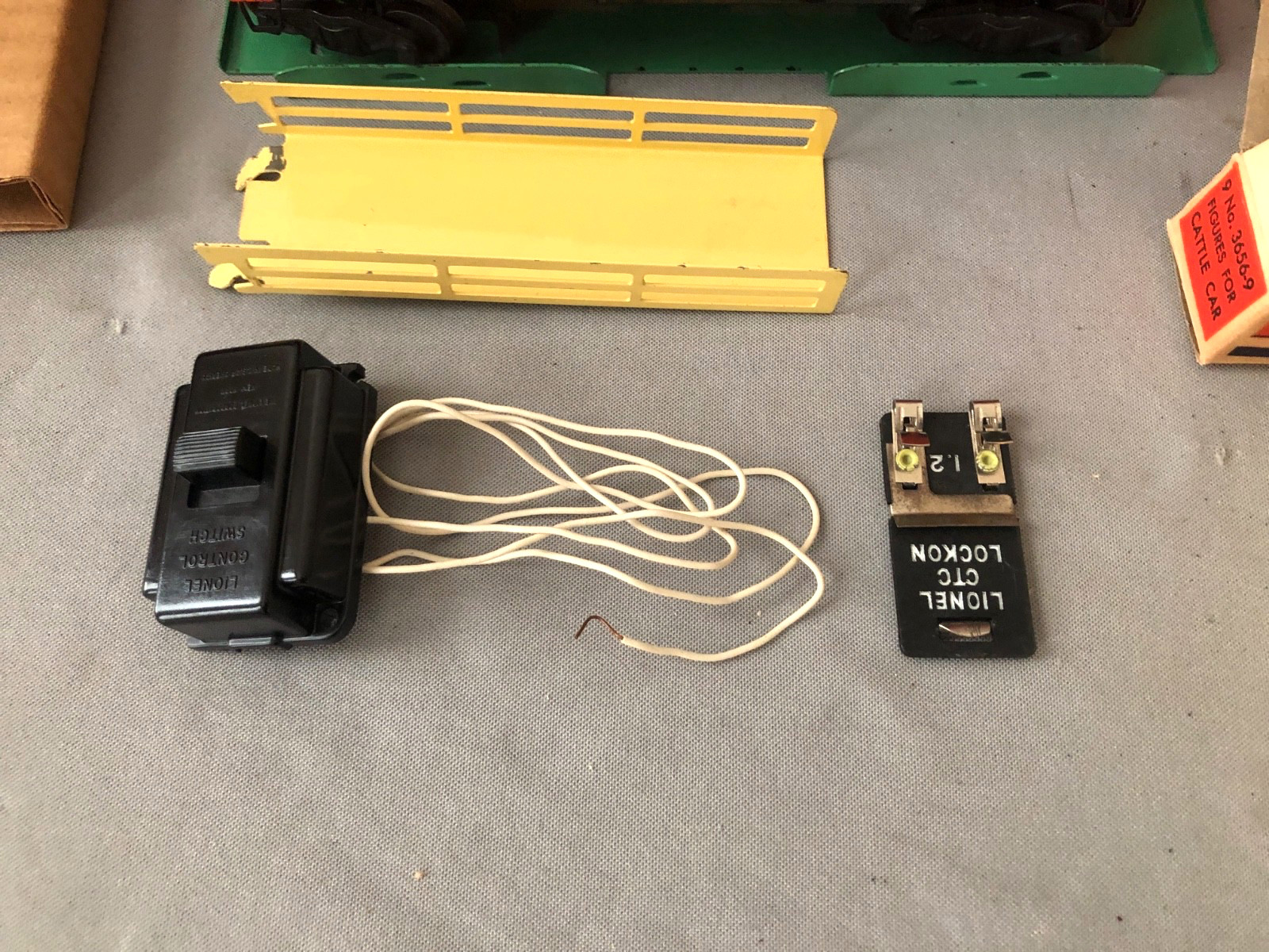 LIONEL 3656 OPERATING CATTLE CAR WITH CORRAL & CATTLE O GAUGE