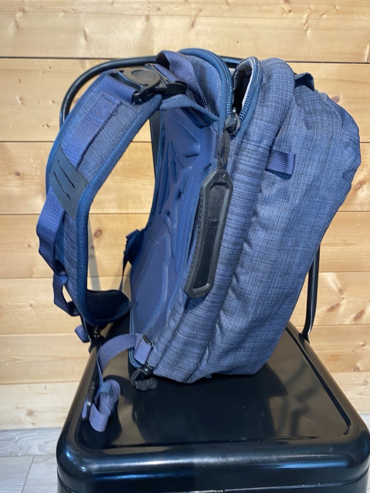 Vertx Commuter 2.0 Sling Backpack blue